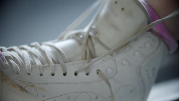 Buz pateni - kadın ayakkabı bağcıklarını beyaz patene bağlar - Video, Çekim