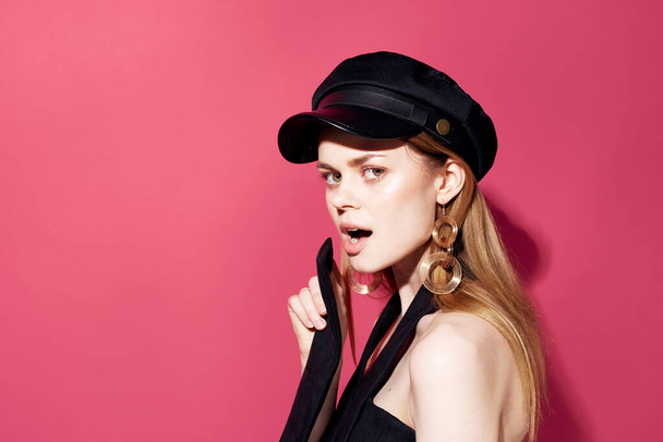Κομψή γυναίκα μαύρο καπέλο μοντέλο lifestyle ροζ φόντο - Φωτογραφία, εικόνα