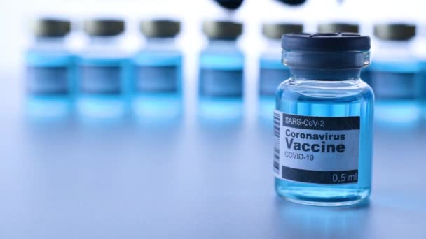 Εμβόλιο απομονωμένο. Ιατρική σύριγγα με βελόνα για την προστασία του ιού της γρίπης και του coronavirus. Η ανοσοποίηση του ιού απομονώθηκε στα λευκά. Αντίληψη καταπολέμηση του ιού covid-19 - Πλάνα, βίντεο