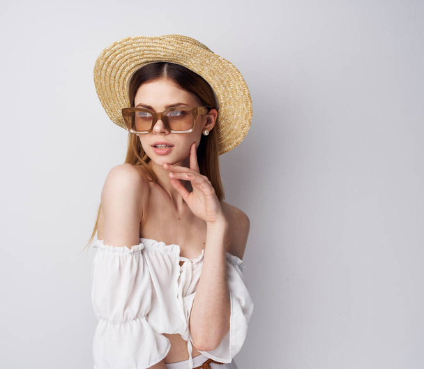 Elegáns nő kalapban, napszemüvegben, vidám közelit iszik. - Fotó, kép