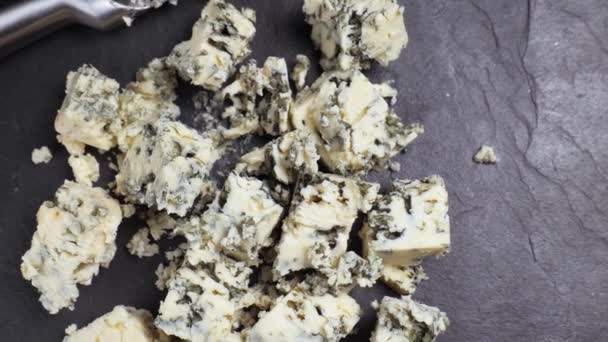Blauschimmelkäse aus nächster Nähe schneiden. Französischer Käse dreht sich - Filmmaterial, Video