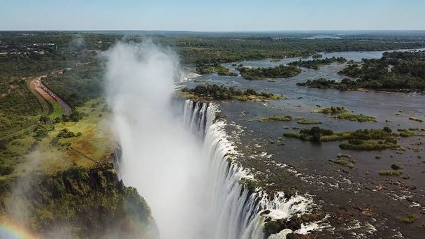 Les chutes Victoria à la frontière du Zimbabwe et de la Zambie en Afrique. Les chutes de la Grande Victoria L'une des plus belles merveilles du monde.Unesco patrimoine mondial. Vue Aérienne D'en Haut. - Photo, image