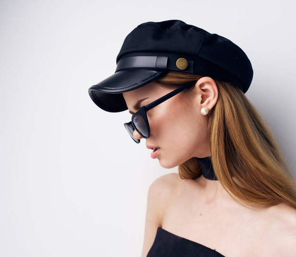 elegancka kobieta czarny czapka okulary nowoczesny studio luksus odizolowane tło - Zdjęcie, obraz