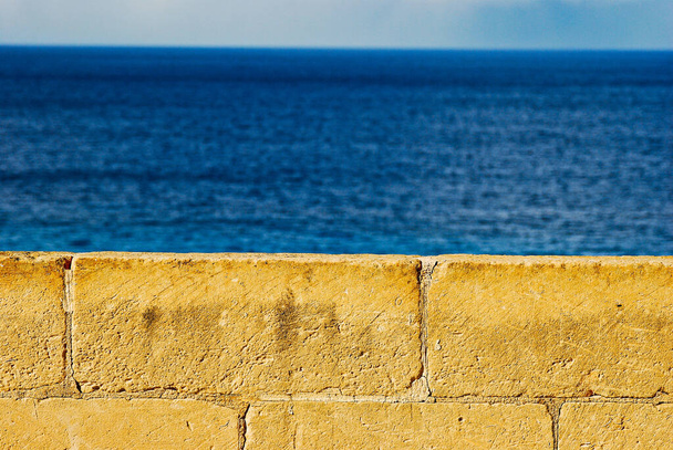 Tarasowa ściana antyczna ruin loży Ulysses w zatoce Gozo Malta wyspa Ramla - Zdjęcie, obraz
