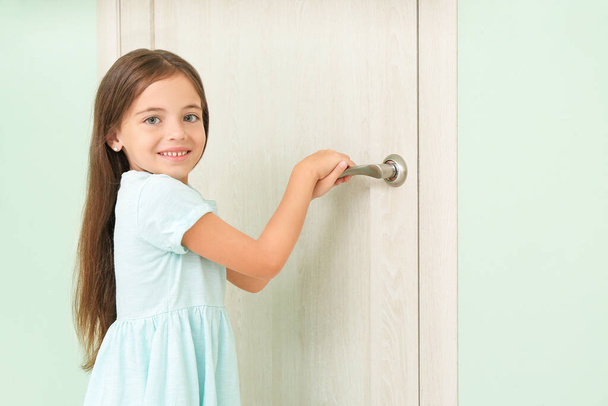 słodkie mała dziewczyna otwarcie drzwi - Zdjęcie, obraz