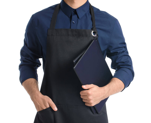 Jeune serveur tenant menu sur fond blanc - Photo, image