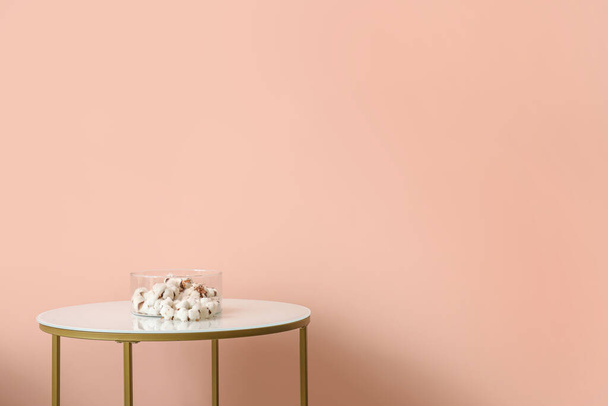 Elegante tavolo con fiori di cotone vicino alla parete di colore - Foto, immagini