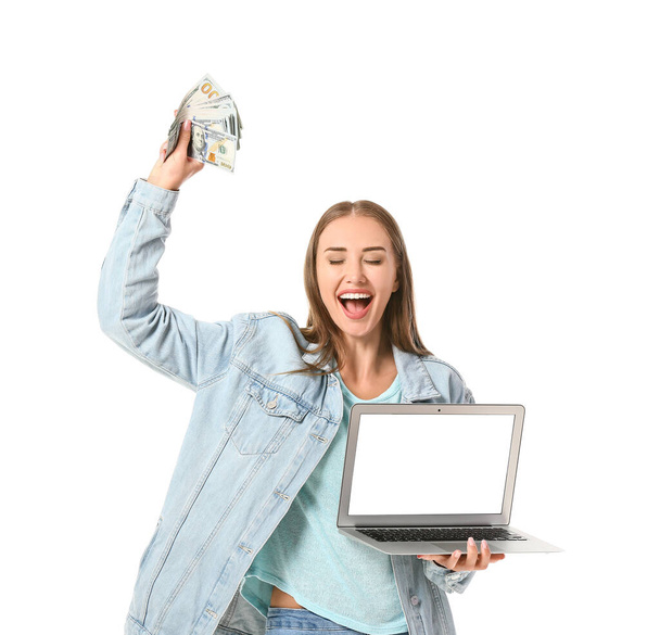 Bella donna con soldi e laptop su sfondo bianco. Concetto di scommessa sportiva - Foto, immagini
