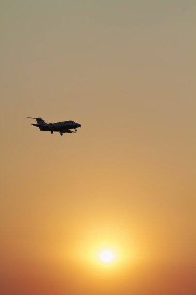 Jet exécutif volant dans le ciel au coucher du soleil
 - Photo, image