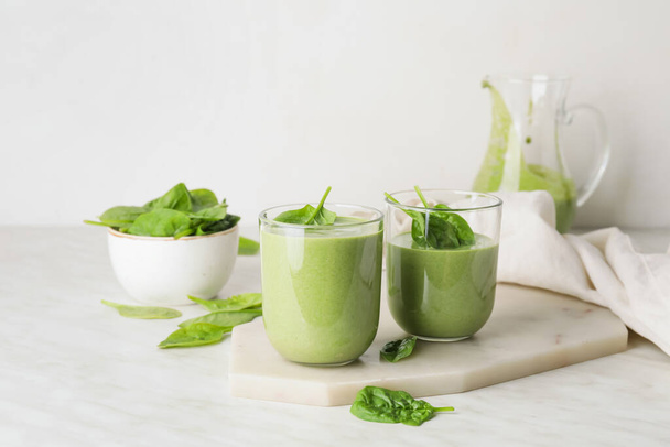 Bicchieri di frullato di spinaci sani su tavolo leggero - Foto, immagini