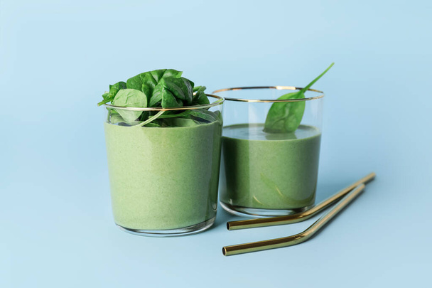 Bicchieri di sano frullato di spinaci su sfondo di colore - Foto, immagini