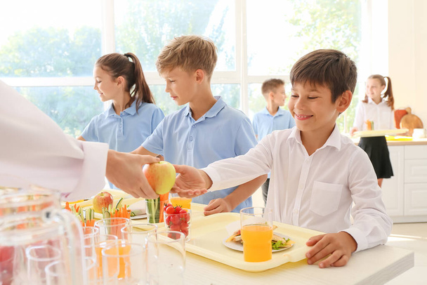 Μαθητές που παίρνουν μεσημεριανό γεύμα στην καντίνα του σχολείου - Φωτογραφία, εικόνα