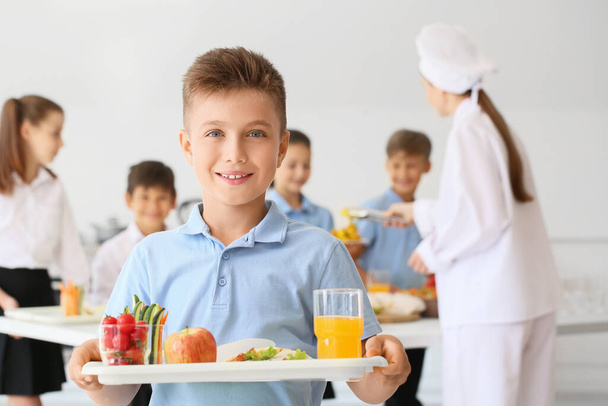 Školák obědvá ve školní jídelně - Fotografie, Obrázek
