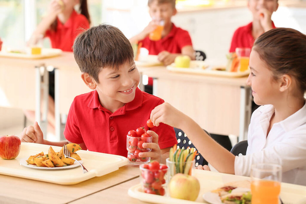 Alumnos almorzando saludablemente en clase - Foto, Imagen