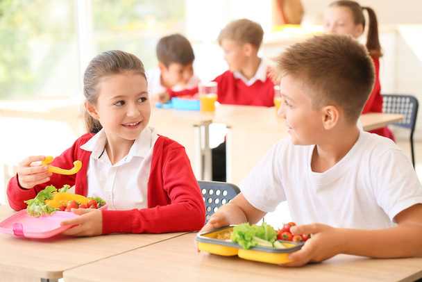 Alumnos almorzando saludablemente en clase - Foto, imagen