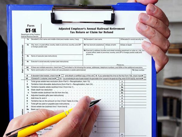 Form CT-1X kiigazított munkáltató éves vasúti nyugdíj-adó bevallás vagy követelés visszatérítés felirat az oldalon - Fotó, kép