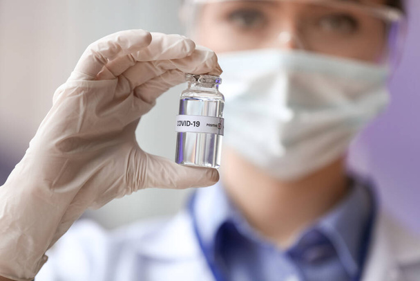 Scientist with covid-19 vaccine in laboratory - Foto, imagen
