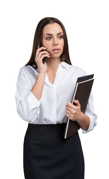 Bizneswoman w spódnicy z telefonu izolowane na białym tle - Zdjęcie, obraz