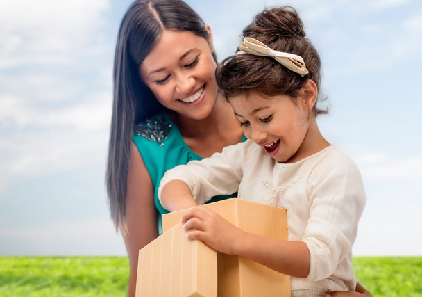 šťastná matka a dítě dívka s dárkový box - Fotografie, Obrázek