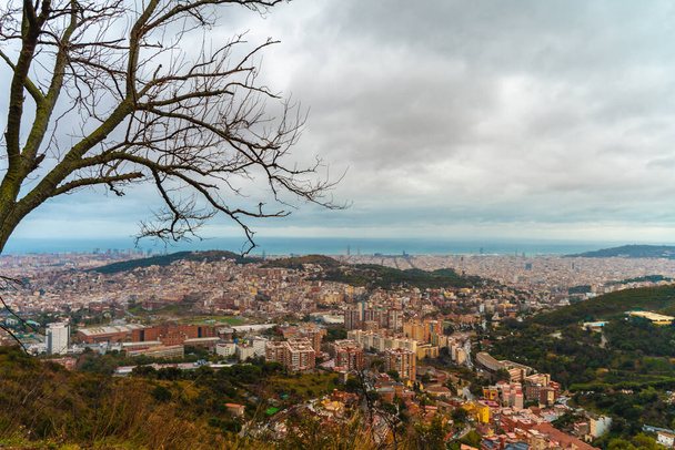Amazing dramatic panoramic view of the city with storm clouds. - Foto, imagen