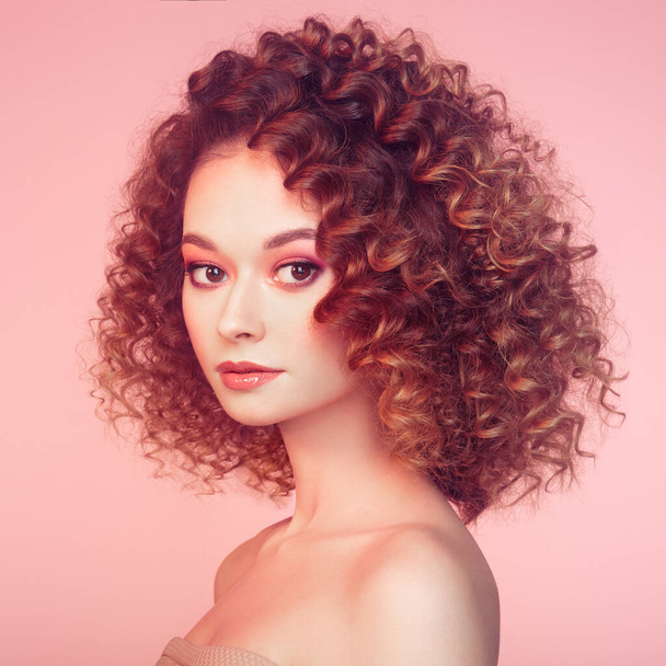 Beautiful woman face. Perfect makeup. Beauty fashion.  Cosmetic. Eyeshadow. Elegant afro curly hairstyle. - Foto, afbeelding