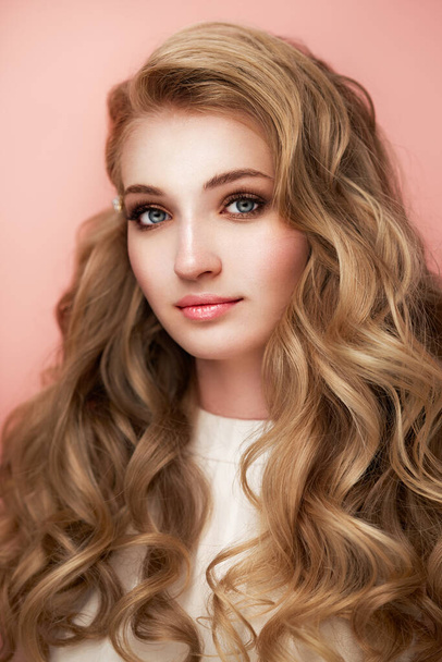 Portrait of young beautiful girl with blonde wavy hair. Fashion photo Hairstyle. Make up. Vogue Style. - Фото, зображення