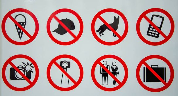 Signos de prohibición en la iglesia de Santa María en Gdansk.  - Foto, Imagen