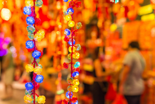 Açık hava Asya Baharı Ay Çin Yeni Yıl Süslemeleri. Kırmızı, geleneksel geleneklere inanan pek çok kişi tarafından şanslı ve uğurlu görülür.. - Fotoğraf, Görsel