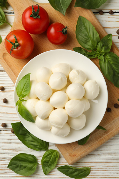 Koncepcja smacznego jedzenia z miską sera mozzarella na białym drewnianym tle - Zdjęcie, obraz