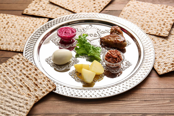 Pesach Seder talíř s tradičním jídlem na stole - Fotografie, Obrázek