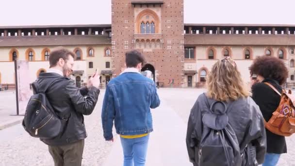 Група з чотирьох багатоетнічних друзів мандрівників, посміхаючись щасливо ходити по центру міста, насолоджуючись часом розваг
 - Кадри, відео
