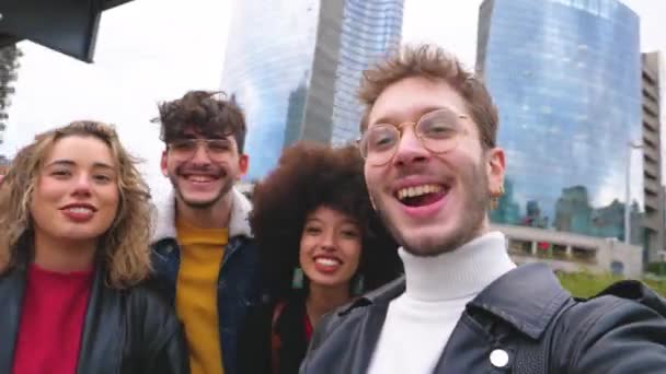 Többnemzetiségű barátok csoportja szabadtéri szórakozás és selfie használata okostelefon kültéri a városban - Felvétel, videó