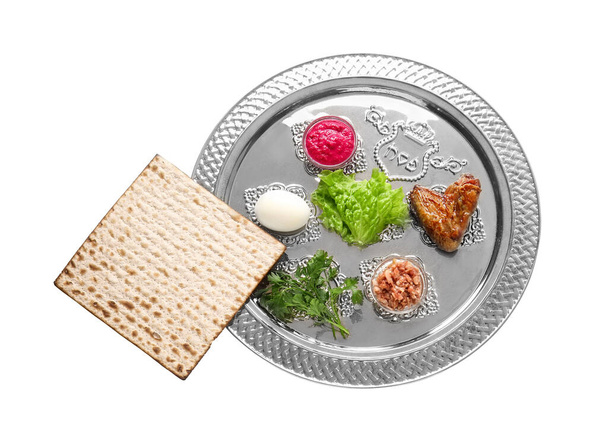 Pascha Seder bord met traditioneel eten op witte achtergrond - Foto, afbeelding