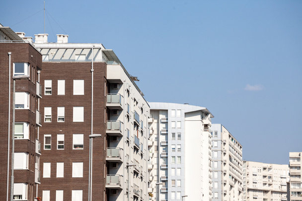 Vue abstraite d'une rangée d'immeubles d'appartements modernes, multi-étages, avec balcons et équipement contemporain. - Photo, image