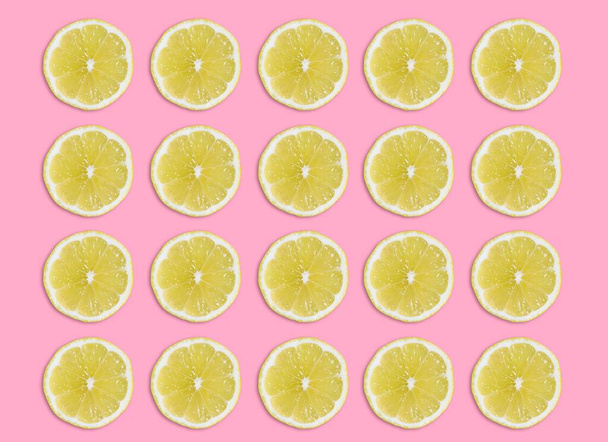 vista superior de rodaja de limón sobre fondo rosa - Foto, imagen
