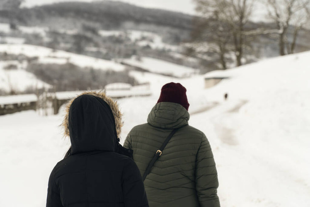 Mladá žena a její otec mají procházku ve sněhových horách v severním Španělsku - Fotografie, Obrázek