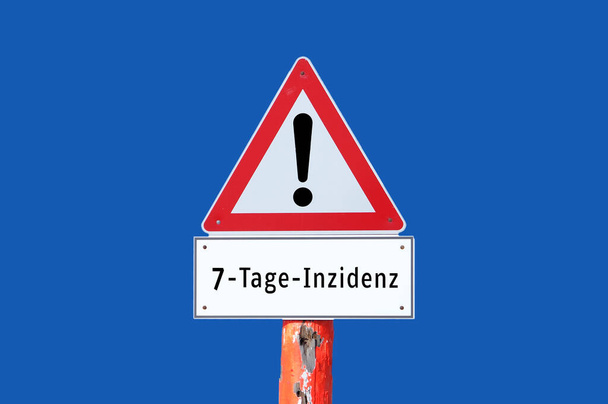Znak ostrzegawczy "7 dni występowania" na niebieskim tle w języku niemieckim - Zdjęcie, obraz