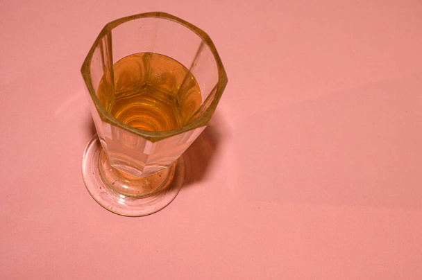 Glas mit Whisky auf buntem Hintergrund, Nahsicht - Foto, Bild