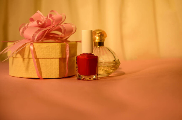 romantikus összetétele körömlakk üveg ajándék doboz és parfüm, Valentin-nap koncepció  - Fotó, kép