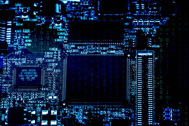 Componentes eletrônicos de um disco rígido com circuitos e micro chips com vetor sobreposto de código binário em estilo isométrico. - Foto, Imagem