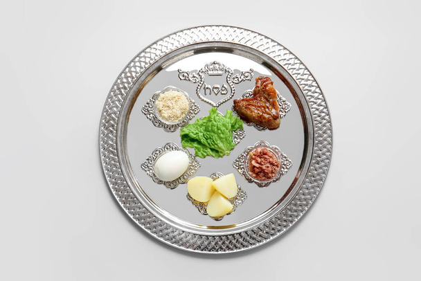 Pascha Sederplaat met traditioneel eten op lichte ondergrond - Foto, afbeelding