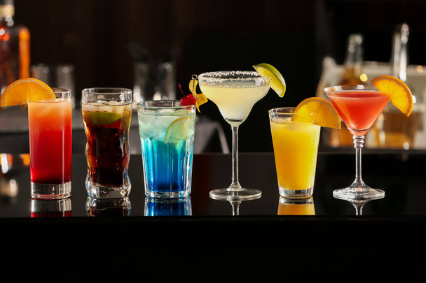Different delicious cocktails on counter in bar - Фото, зображення
