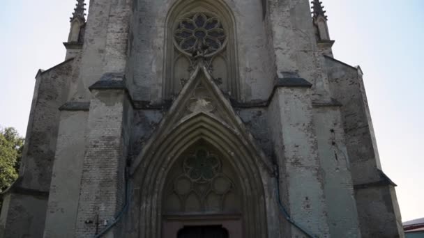 Régi szürke magas történelmi épület készült barokk stílusban a háttérben az ég. Lövés. - Felvétel, videó