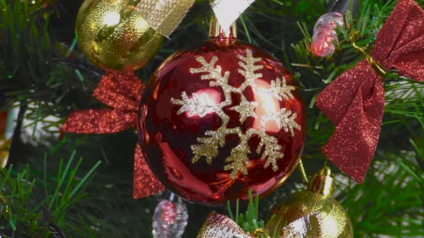 Großaufnahme von Weihnachtsspielzeug auf grünem Weihnachtsbaum - Filmmaterial, Video