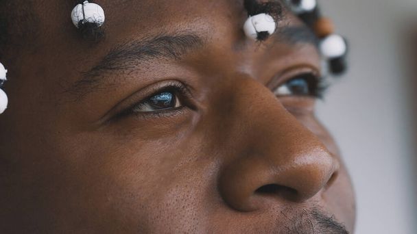 Zblízka, mírumilovný pohled v očích afrického amerického černocha hledícího na oblohu - Fotografie, Obrázek