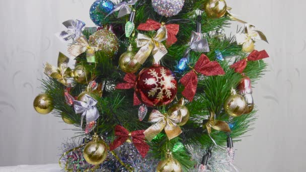 Close up de decorações de ano novo na árvore de Natal verde - Filmagem, Vídeo