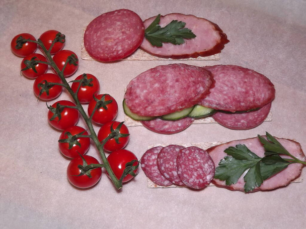 Sandwich mit verschiedenen Wurst- und Gemüsearten, Schneller Imbiss - Foto, Bild