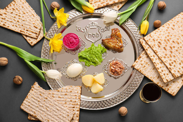 Pascha Seder bord met traditioneel eten op donkere achtergrond - Foto, afbeelding