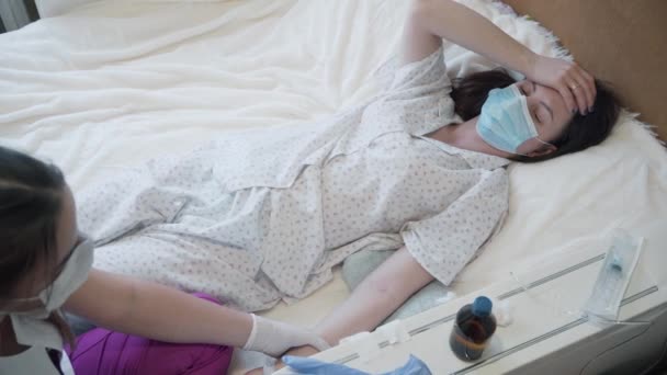 η νοσοκόμα συμβουλεύεται τον ασθενή στο σπίτι - Πλάνα, βίντεο