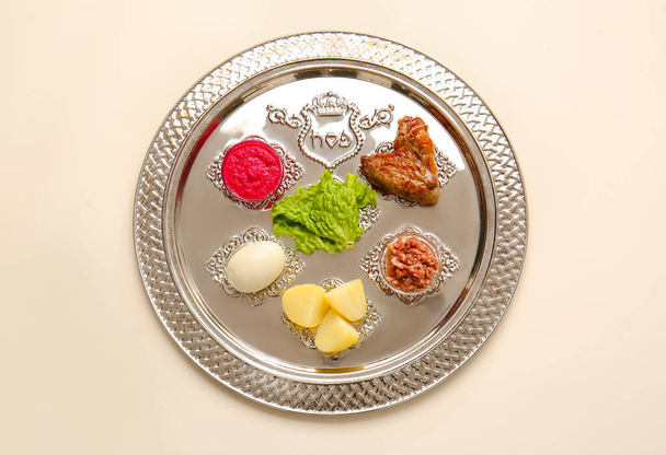 Passahfest-Seder-Teller mit traditionellem Essen auf hellem Hintergrund - Foto, Bild